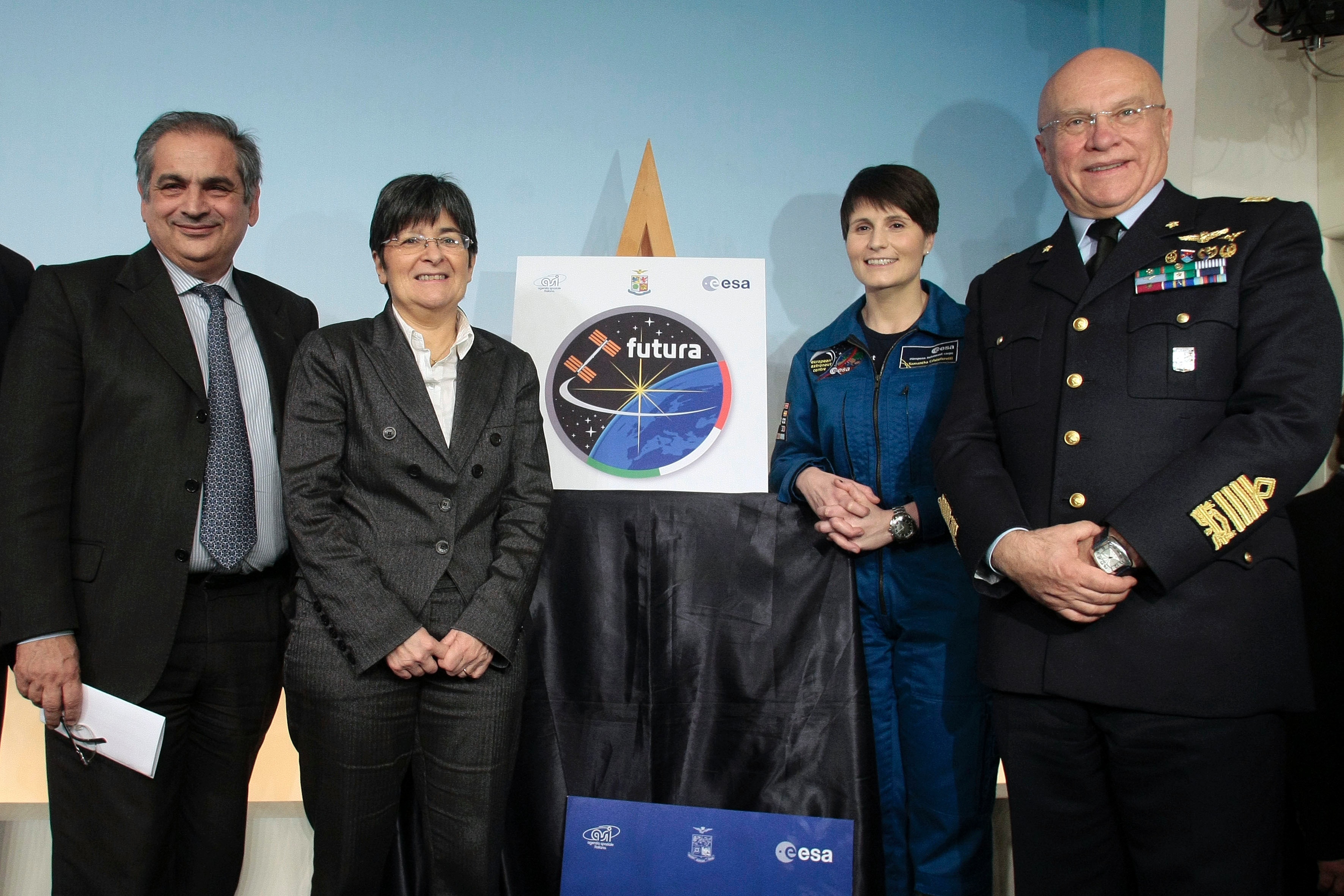 Da sinistra: Enrico Saggese, presidente dell'Agenzia Spaziale Italiana, il viceministro Cecilia Guerra, Samantha Cristoforetti e il Capo di stato maggiore dell'Aeronautica Pasquale Preziosa (Olycom)